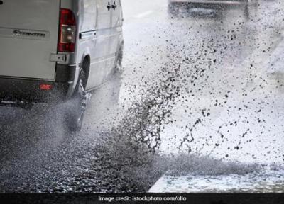 عمل غیرانسانی راننده مردم آزار در روز بارانی!